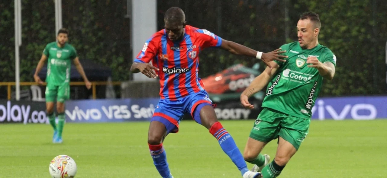 Duelo sin goles, pero con 6 expulsados | Foto: VizzorImage / Felipe Caicedo