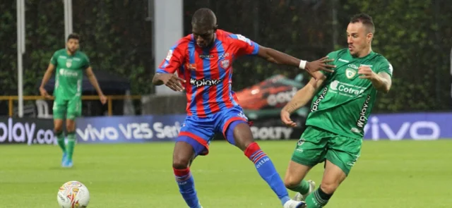 Duelo sin goles, pero con 6 expulsados | Foto: VizzorImage / Felipe Caicedo