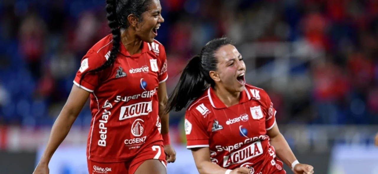 Daniela Arias celebra con Sara Martínez el primer gol - VizzorImage / Nelson Rios