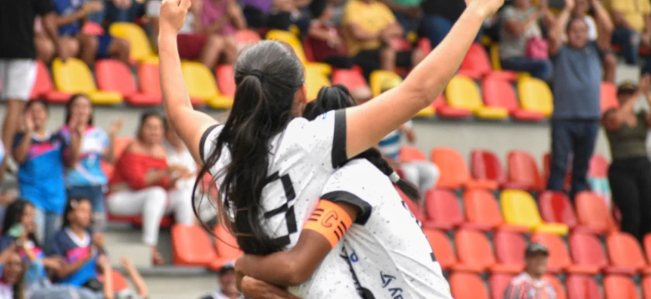 Dennys Bolaños celebra con Lorena Cobos - VizzorImage / David Murillo