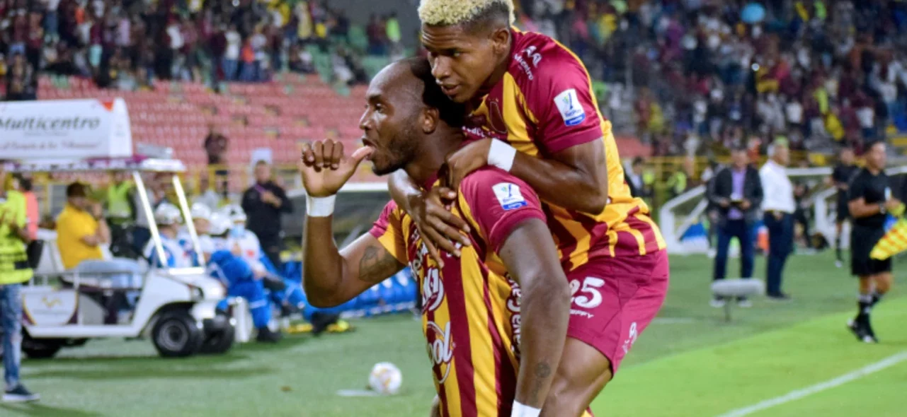Diego Herazo celebra el gol con Kevin Pérez - VizzorImage / Joan Orjuela