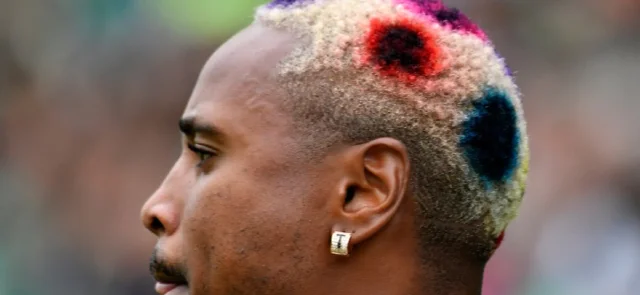 Gustavo Torres y su llamativo look en la fecha 8 de la Liga BetPlay. / Foto: VizzorImage - Gabriel Aponte