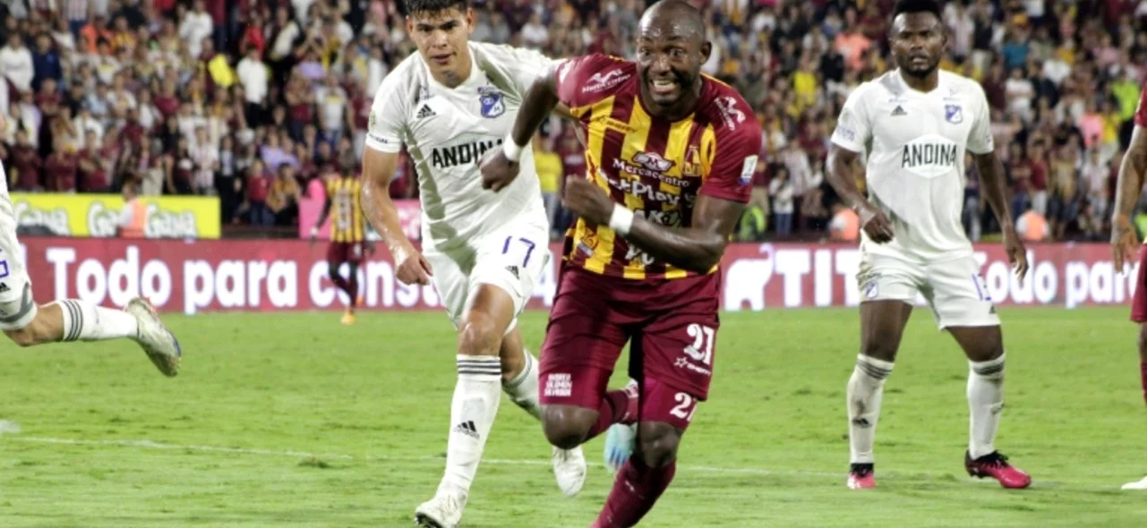 Diego Herazo y Jorge Arias persiguen un balón - VizzorImage / Joan Stiven Orjuela