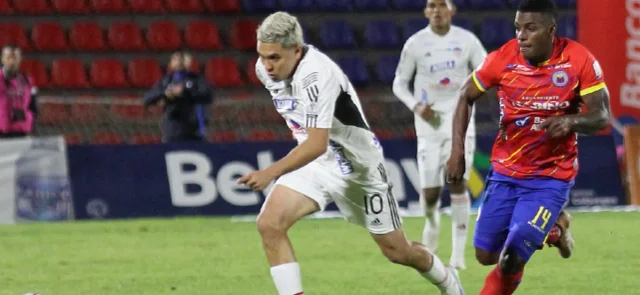 Presente de Quintero en medio de una lesión | Foto: VizzorImage / Leonardo Castro