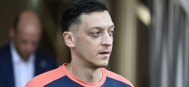 Mesut Ozil anunció su retiro deportivo a los 34 años en medio de lesiones. / Foto: AFP.