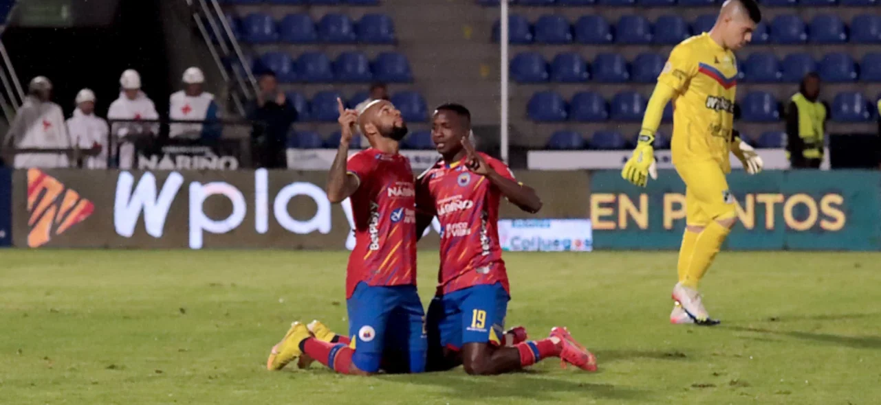 Edwar López y Daniel Moreno celebran el empate - VizzorImage / Leonardo Castro