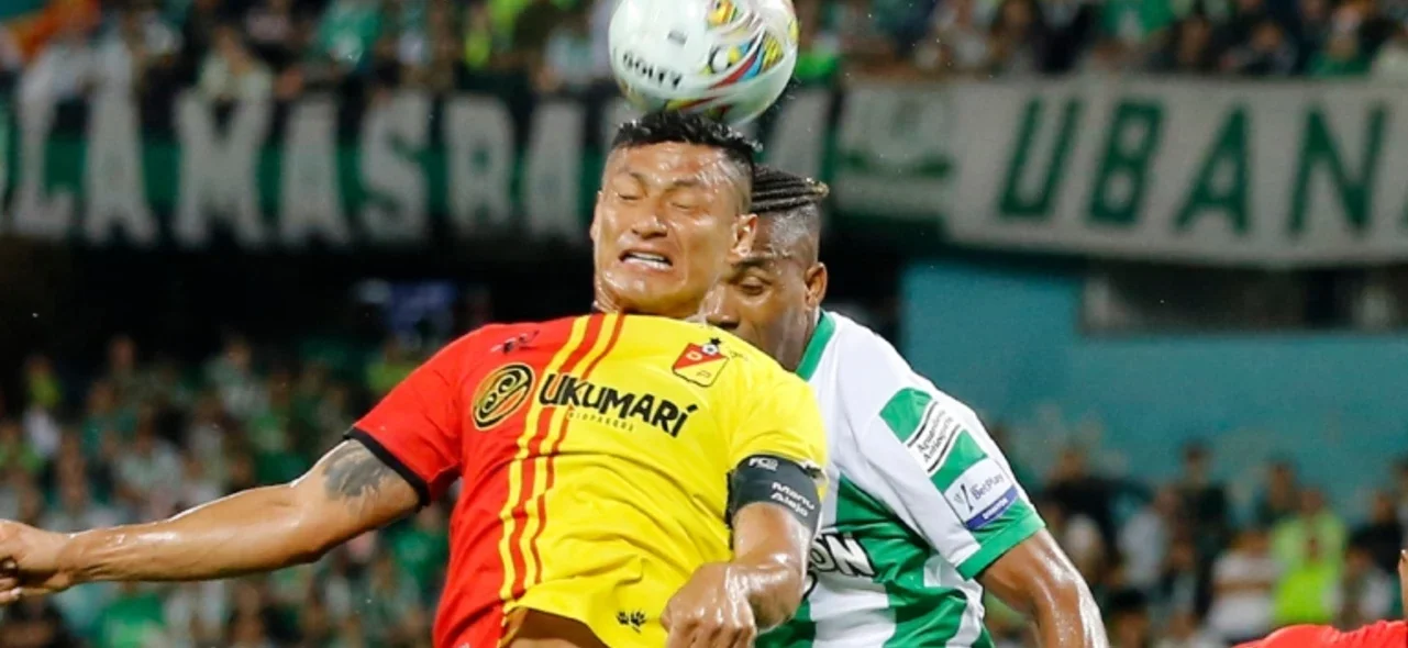 Jhonny Vásquez disputa un balón aéreo con Dannovis Banguero - VizzorImage / Donaldo Zuluaga