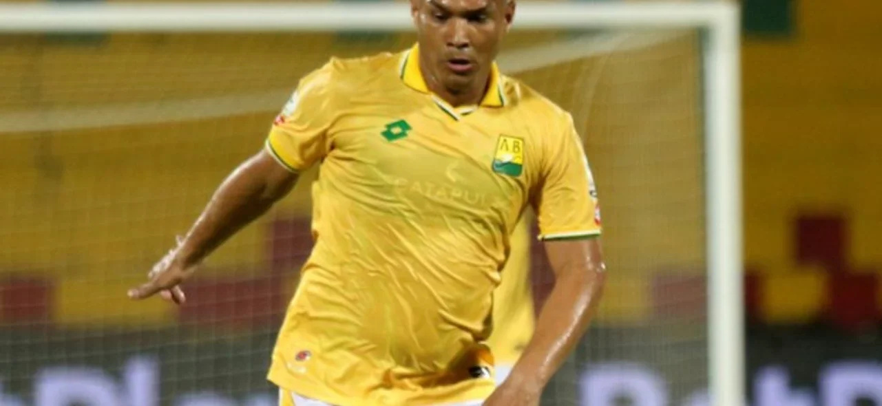 Teo amenaza el arco de Once Caldas | Foto: VizzorImage / Jaime Moreno