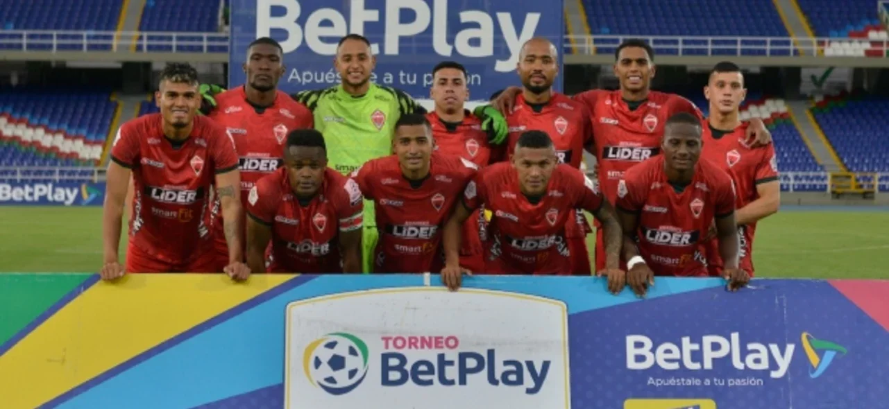 Patriotas en juego de balón dividido contra Atlético. / Foto: Vizzorimage.