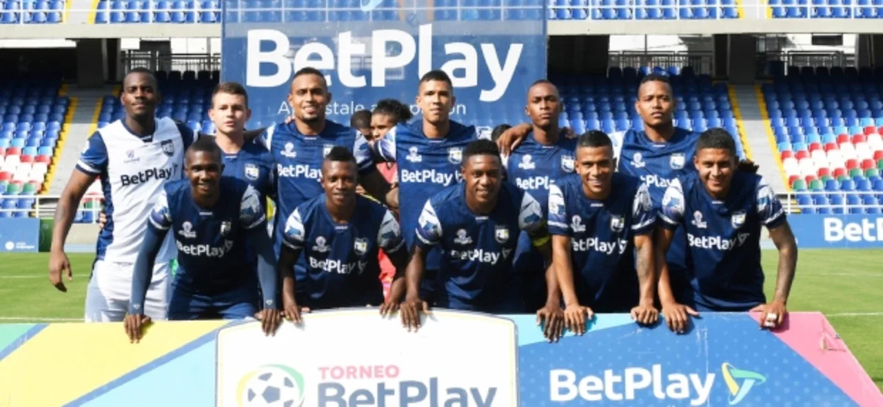 La defensa de Atlético evita otro gol de Llaneros. / Foto: Vizzorimage.