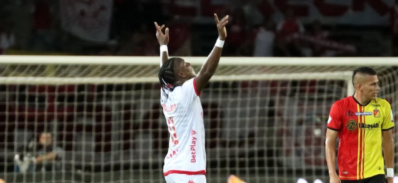 Hugo Rodallega fue el protagonista del empate de Pereira y Santa Fe. / Foto: Vizzorimage.