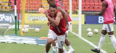 Así fue la acción de Carlos Bacca. / Foto: Vizzorimage.
