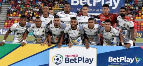 Llaneros quiso de nuevo aumentar la diferencia contra Atlético. / Foto: Vizzorimage.