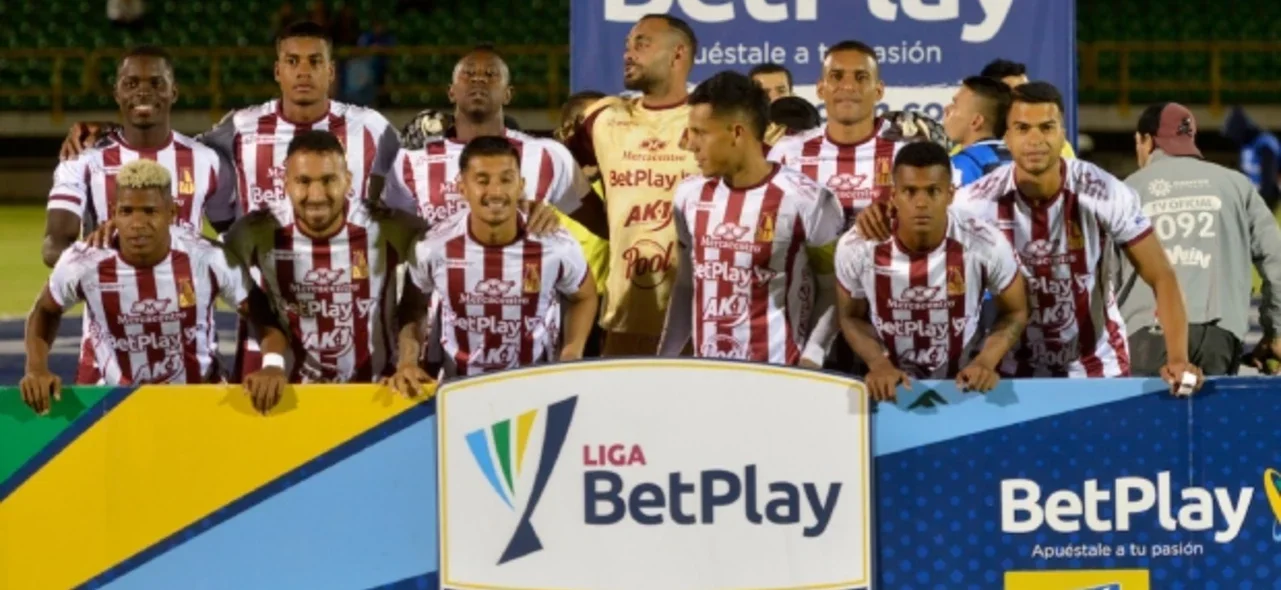 Tolima no baja el ritmo de juego para el descuento en Tunja. / Foto: Vizzorimage.