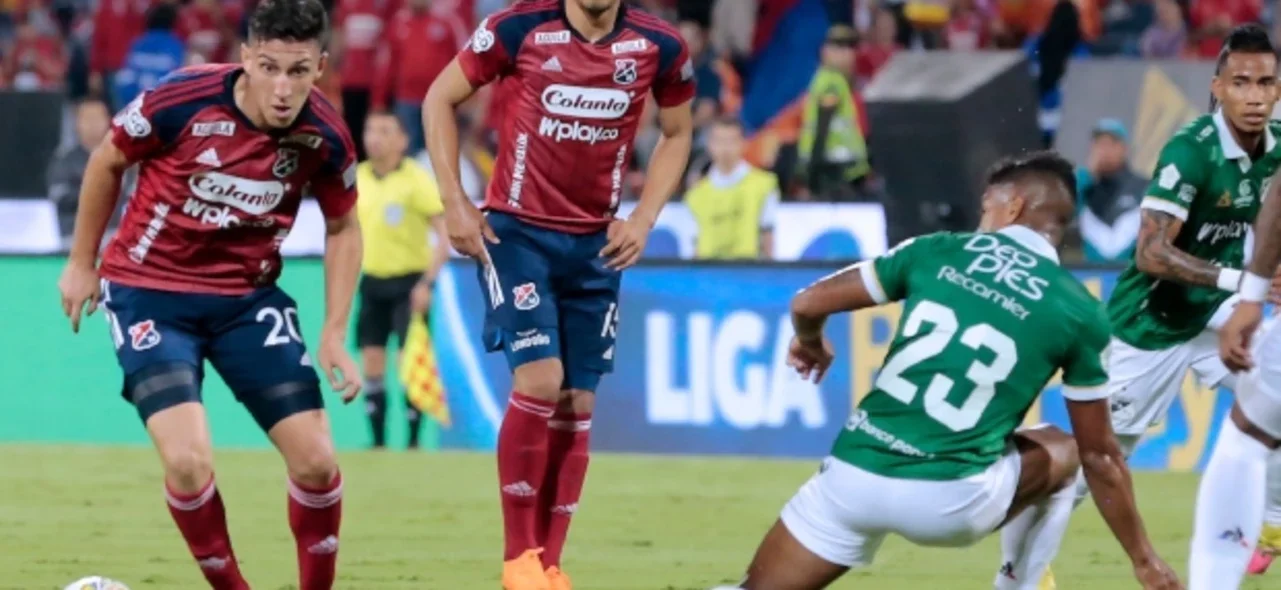 Revisión del VAR en Medellín vs. Cali. / Foto: Vizzorimage.