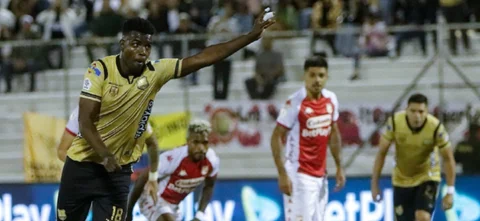 Marco Pérez se llevó el balón a casa tras anotar 3 goles. / Foto: Vizzorimage