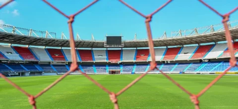 El posible regreso de las mallas en los estadios entre el público y campo de juego. / Foto: Vizzorimage.