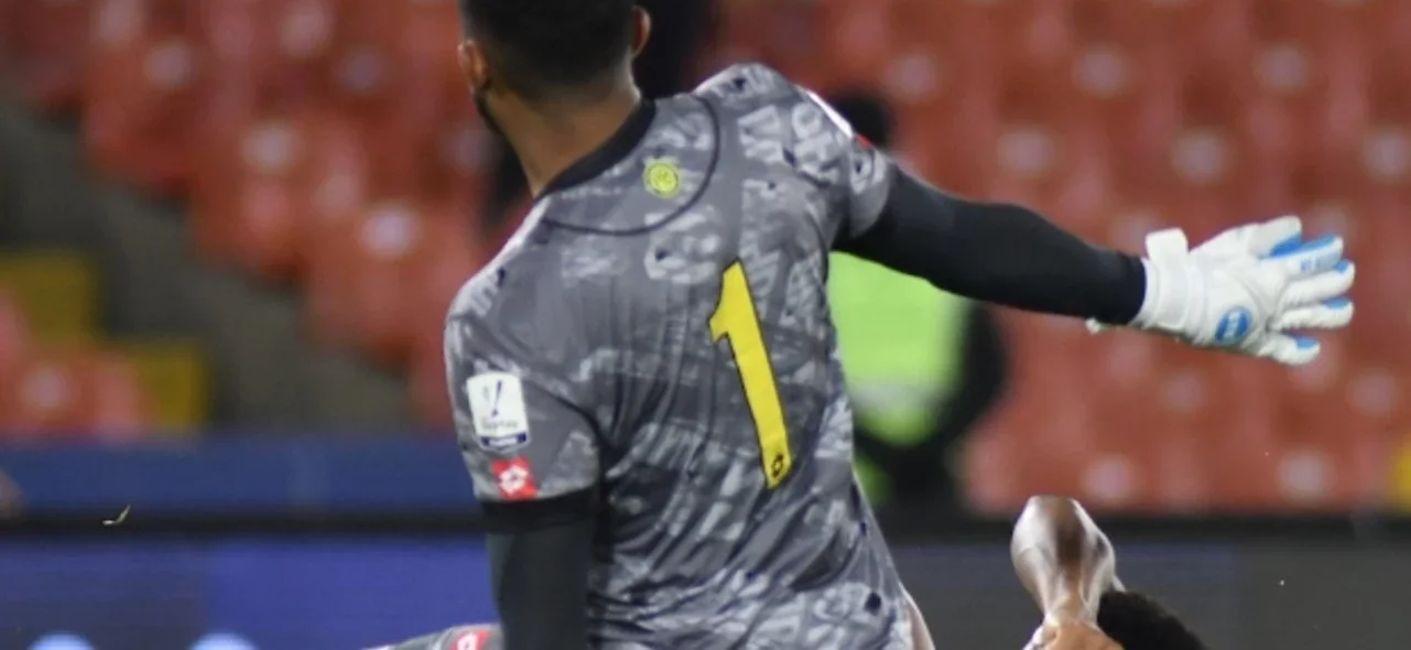 Así fue la atajada de Varela contra Santa Fe en El Campín. / Foto: Vizzorimage.