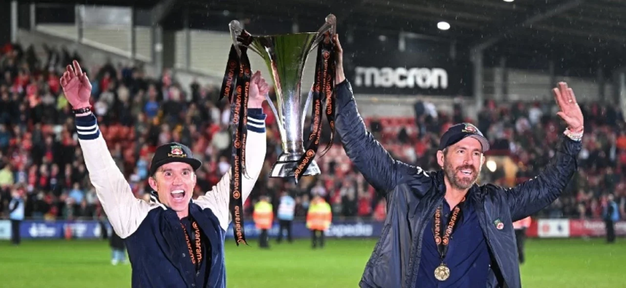 Wrexham, campeón de la National League en Reino Unido con Ryan Reynolds y Rob McElhenney. / Foto: AFP. Wrexham, campeón de la National League en Reino Unido con Ryan Reynolds y Rob McElhenney. / Foto: AFP.