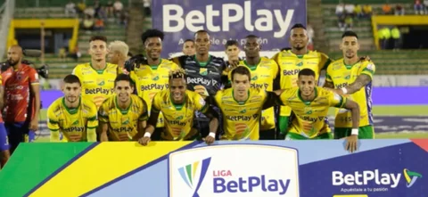 Así se salvó Huila de otro gol de Medellín. / Foto: Vizzorimage.