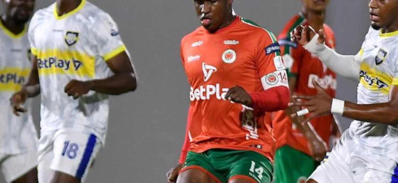 Atajada de Arroyave para negarle el empate a Cortuluá | Foto: VizzorImage / Gabriel Aponte