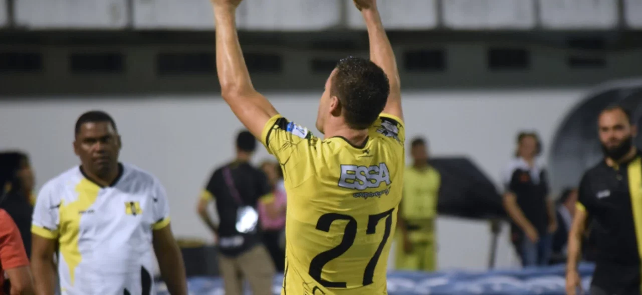Pablo Bueno celebra su primer doblete liguero en 2023 - VizzorImage / Jose Martinez