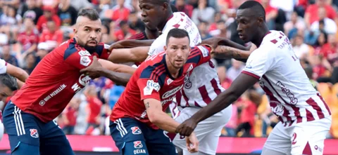 Previo a un tiro de esquina, en el área se cogen sus respectivas marcas a hombre - VizzorImage / Luis Benavides