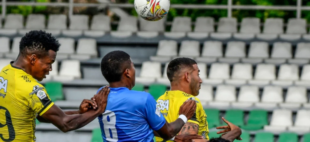 Duelo áreo en el duelo Orsomarso vs. Petrolera - VizzorImage / Gabriel Aponte