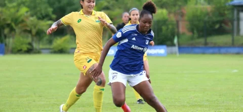 Jugadoras de ambas escuadras disputan un balón - VizzorImage / Jaime Moreno