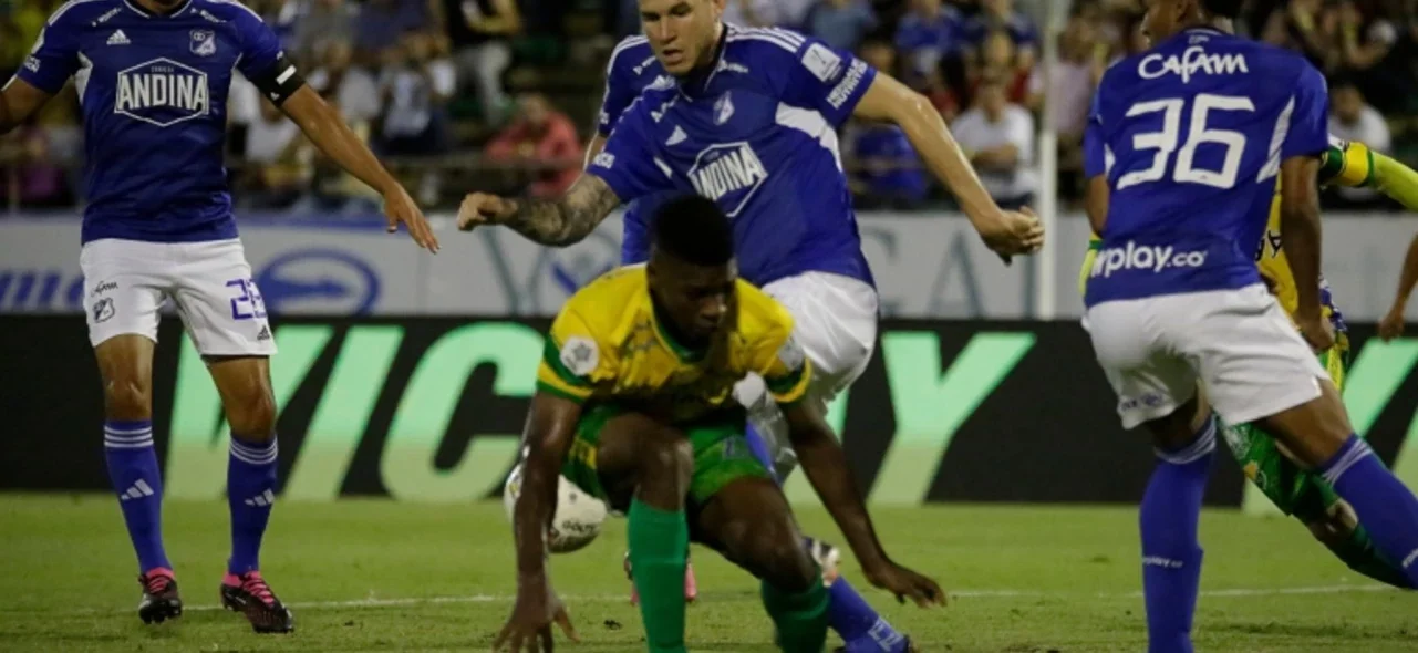 Juan Pablo Vargas disputa un balón con John Lerma - VizzorImage / Sergio Reyes