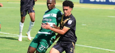 Ghilbert Parra protege el balón ante la marca de Juan Camilo Suárez - VizzorImage / Adamis Guerra