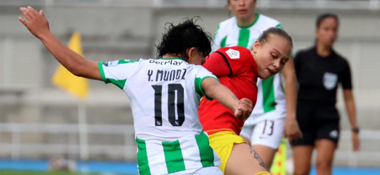 Yéssica Muñoz y Ana María Guzmán disputan una pelota - VizzorImage / Pablo Bohorquez
