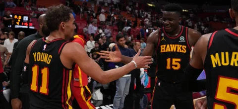 Clint Capela celebra con Trae Young el paso a playoffs - AFP