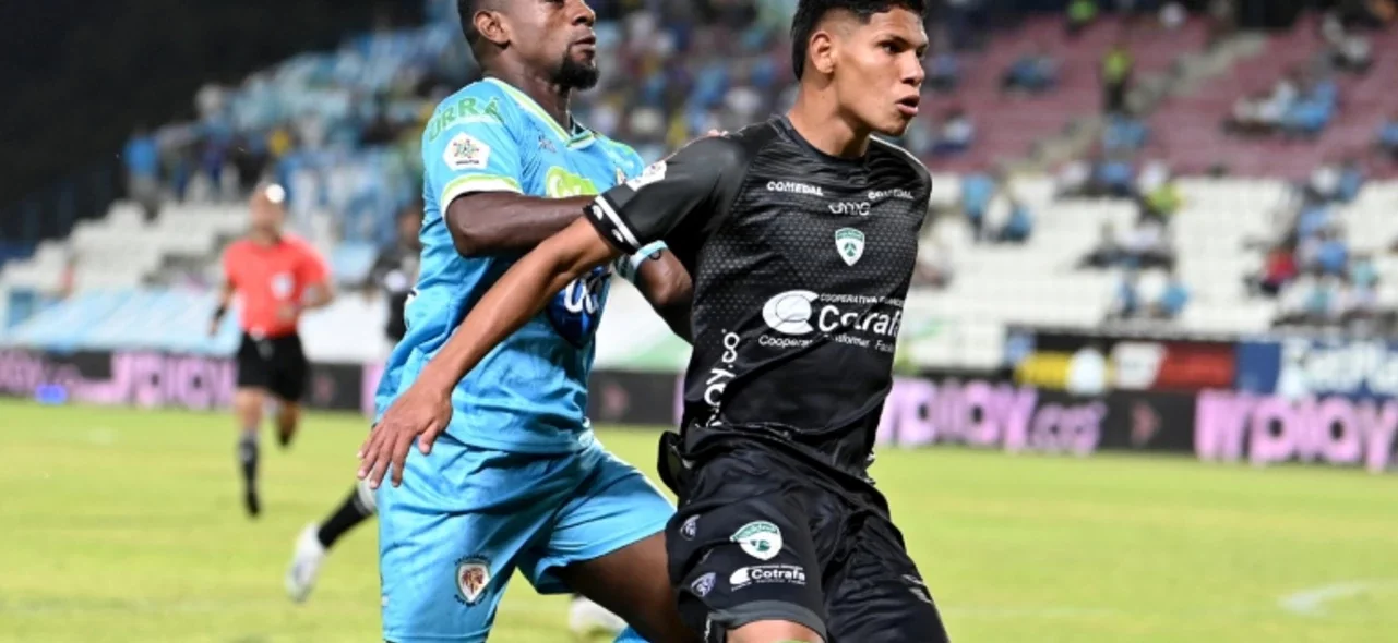 Pablo Rojas disputa un balón con Didier Bueno - VizzorImage / Andres Felipe Lopez