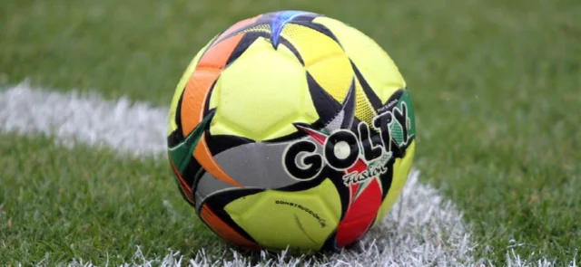 Mira los mejores libros de fútbol para leer en tiempos de Filbo. / Foto: Vizzorimage.