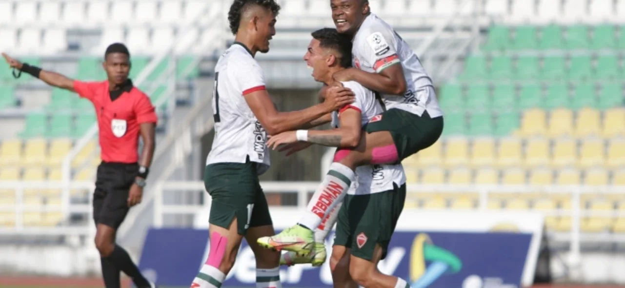 David Orozco celebra el gol con José Andrade y carga a Iván Rivas - VizzorImage / Samir Rojas
