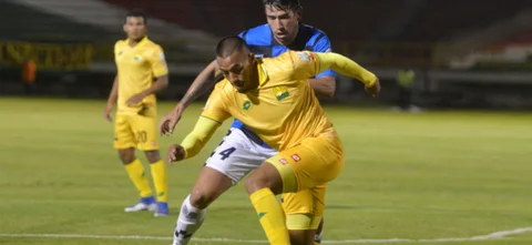 Cristián Flórez defiende un balón ante Henry Plazas - VizzorImage / Macgiver Baron