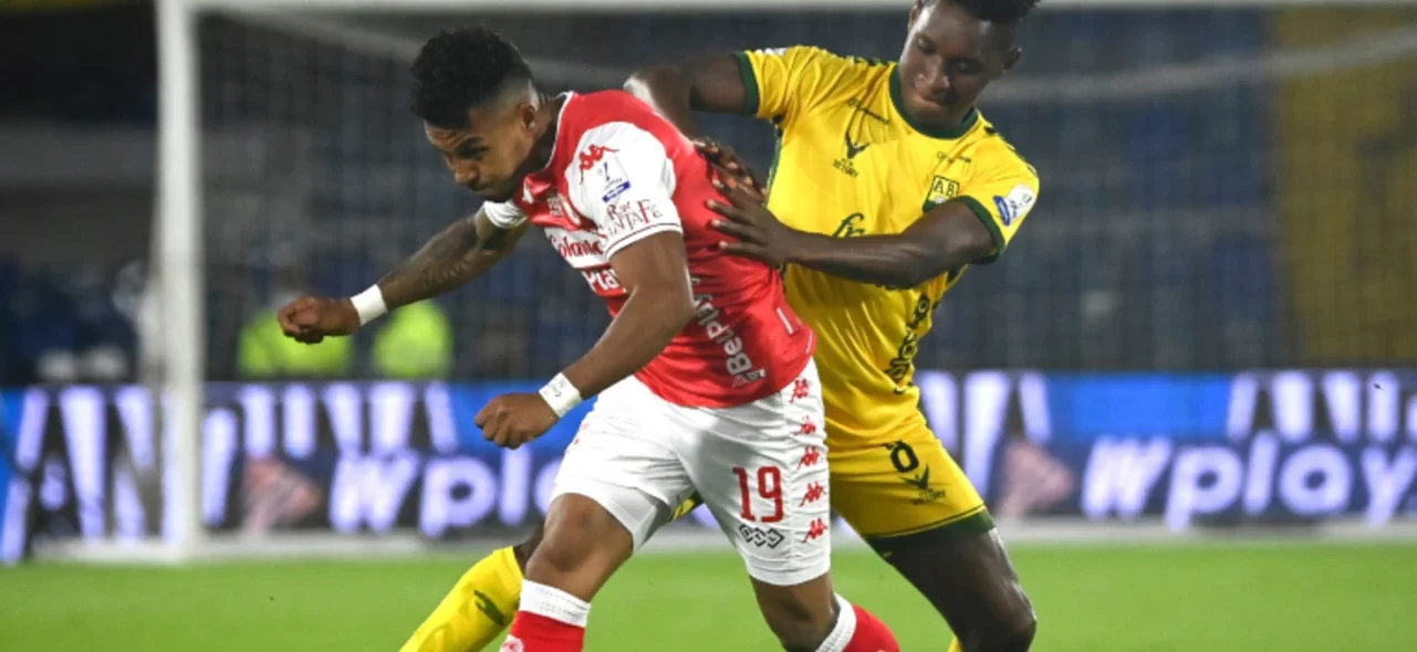 Wilson Morelo disputa un balón con Víctor Mejía - VizzorImage / Samuel Norato