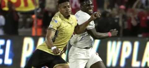 Jeisson Quiñónes (izq) disputa un balón con Daniel Mosquera - VizzorImage / Andrés Álvarez