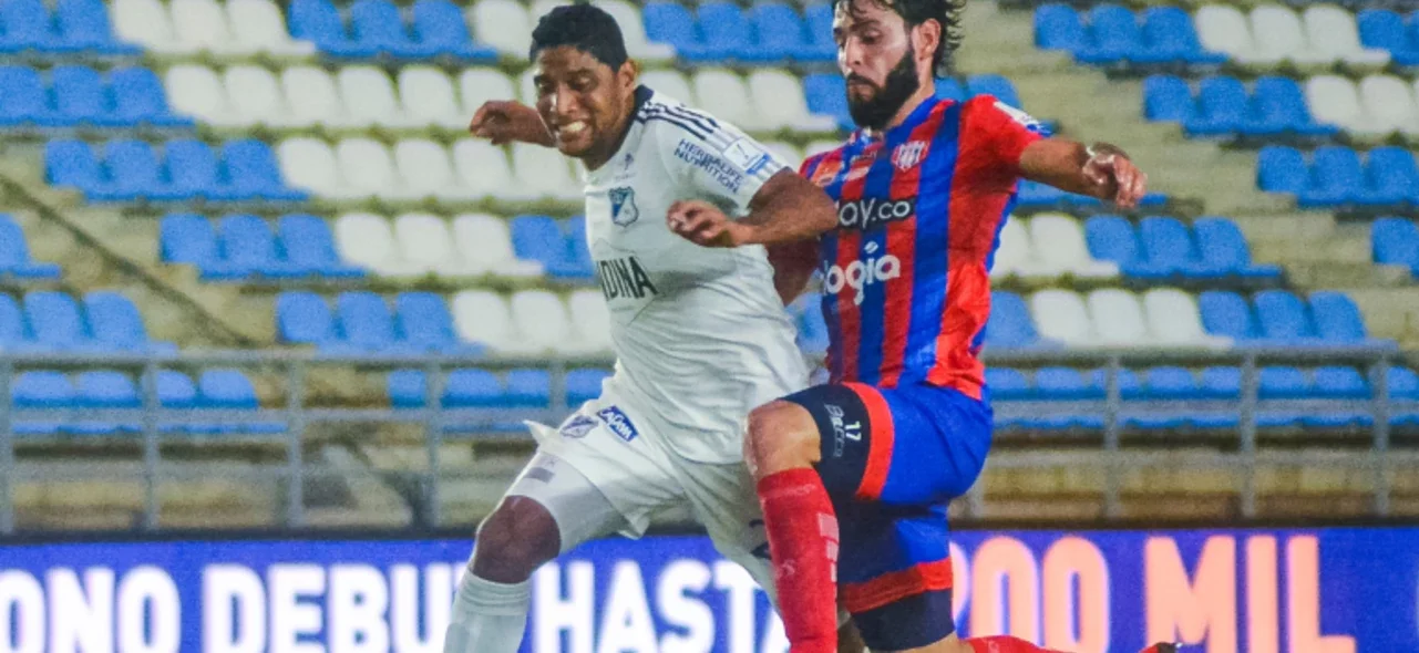 Luis Carlos Ruiz y Nicolás Gil compiten por un balón - VizzorImage / Gustavo Pacheco