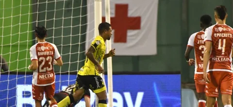 Alianza Petrolera hizo respetar su casa frente a Santa Fe | Foto: VizzorImage / Jose David Martinez