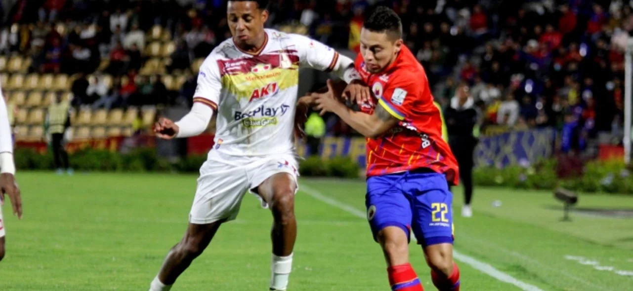 Steven Lucumí (izq) disputa un balón con Juan Garavito - VizzorImage / Leonardo Castro