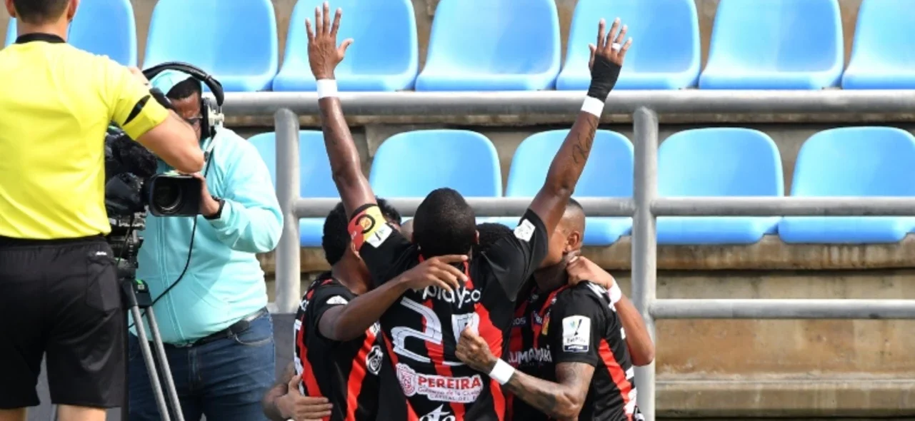 El grupo del Pereira celebra tras el gol - VizzorImage / Miguel Vermeire Tamer