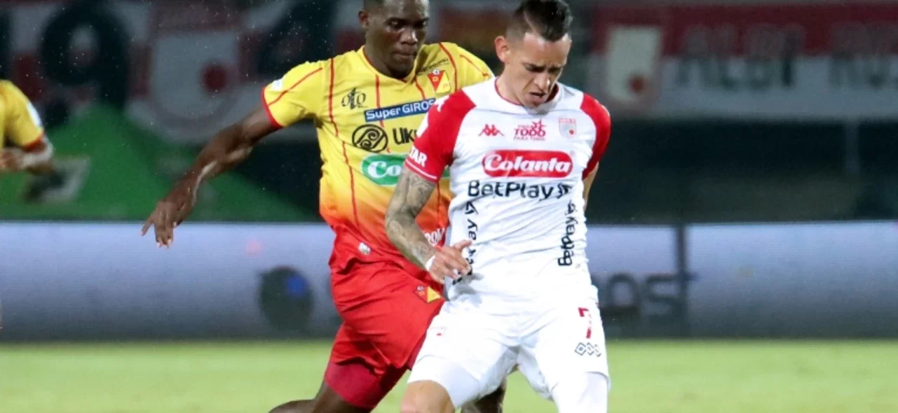 Yilmar Velásquez disputa un balón con Neyder Moreno - VizzorImage / Pablo Bohorquez