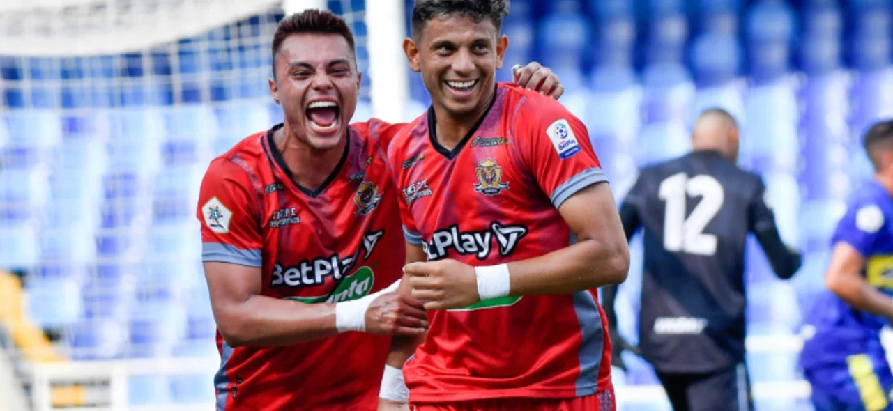 Mario Álvarez celebra su doblete en Cali - VizzorImage / Gabriel Aponte