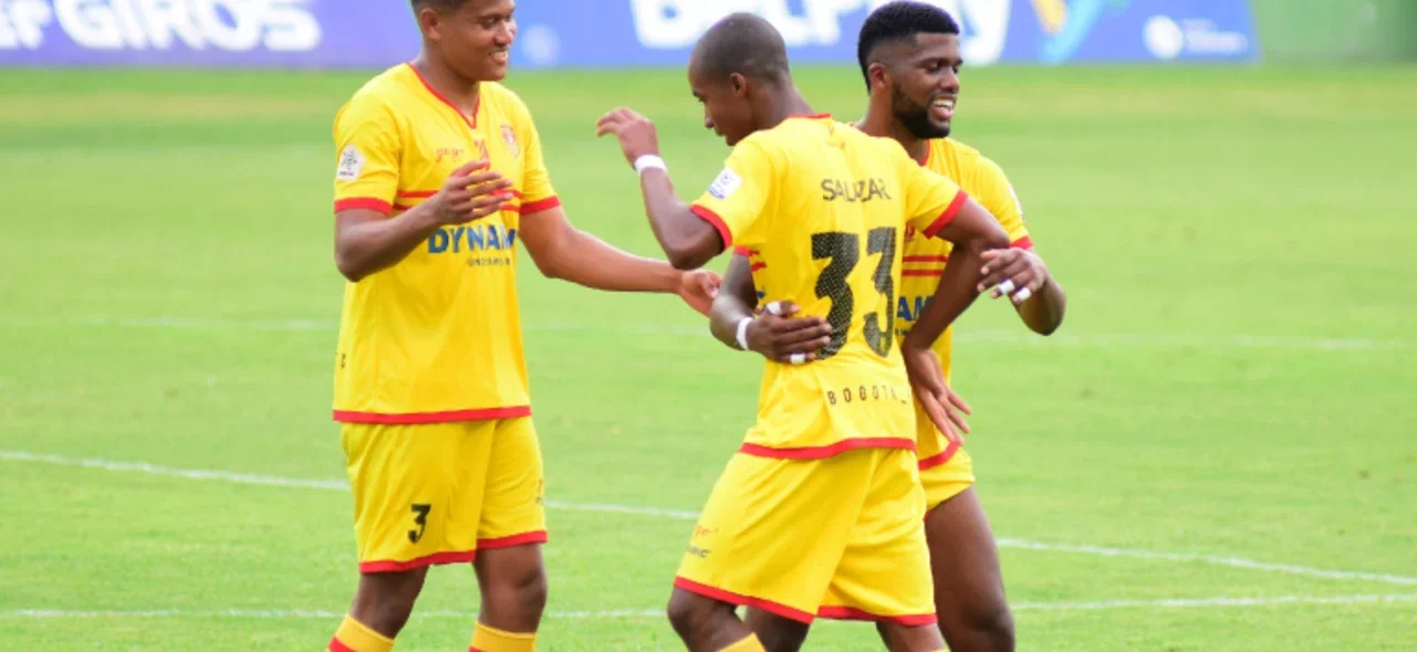 Geremy Salazar (33) felicita a Jhon Valencia por el gol - VizzorImage / Adamis Guerra