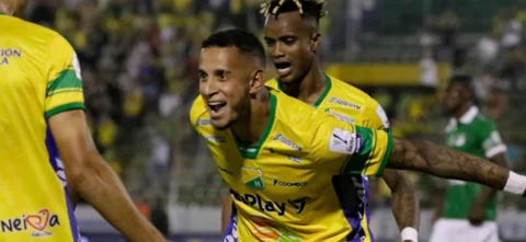 Marcus Vinicius celebra con Faber Gil el gol del triunfo - VizzorImage / Sergio Reyes
