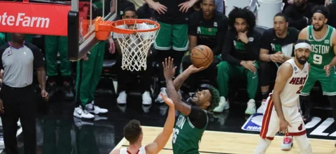 Victoria de los Celtics para igualar la serie con Miami -AFP