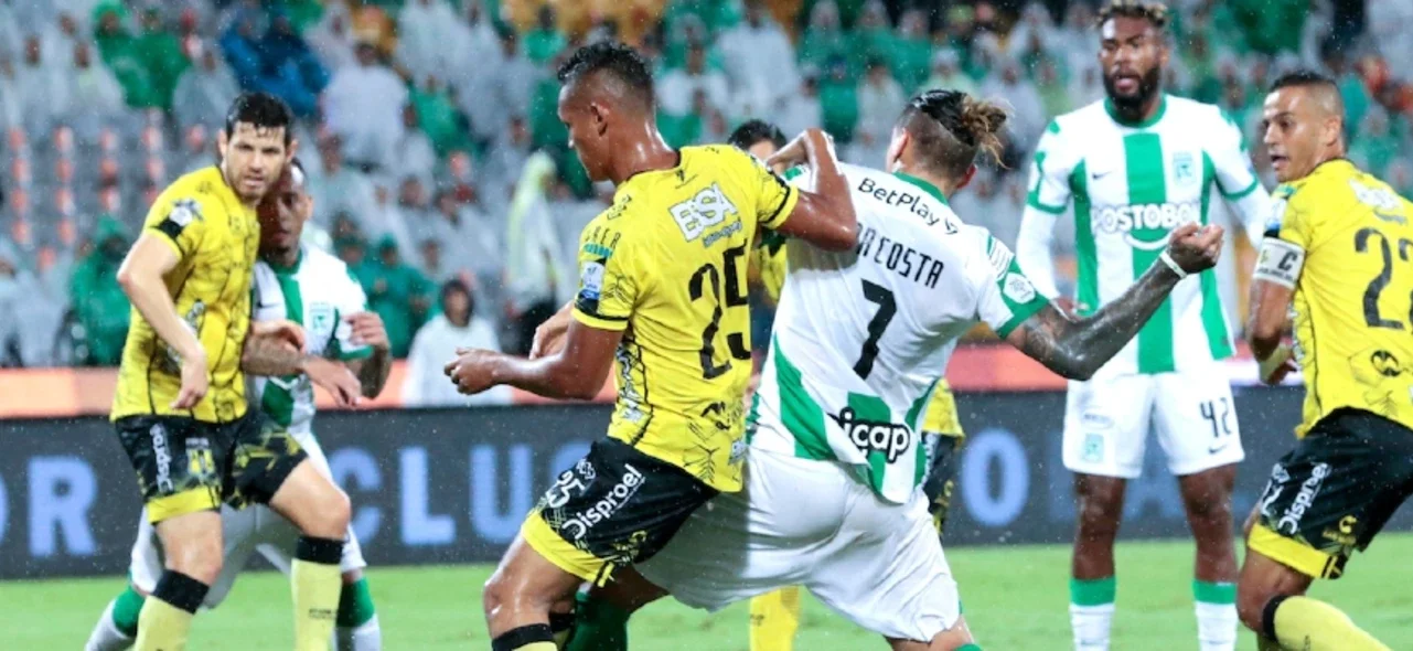 Nacional y Alianza Petrolera empataron 1-1 en medio de intensas lluvias en Medellín. / Foto: Vizzorimage.