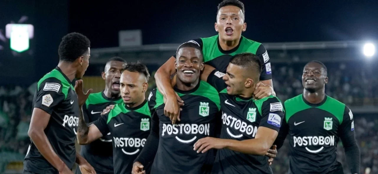 Nacional fue efectivo y complicó a Santa Fe en El Campín. / Foto: Vizzorimage.